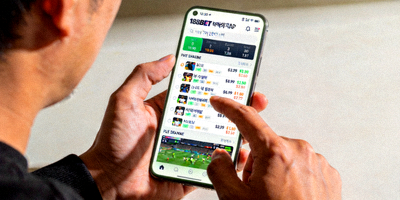 188BET 모바일 앱을 스마트폰에서 실행하고 최적화된 화면으로 베팅하는 모습